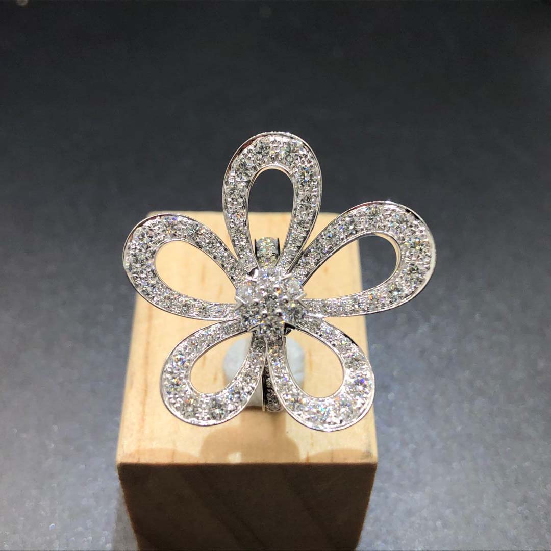 Van Cleef & Arpels 18K White Gold Flowerlace Diamonds Ring VCARP05300